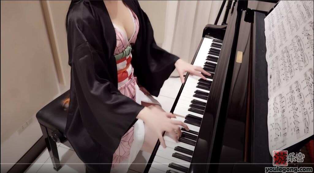 美女弹钢琴:Y站著名主播Pan Piano视听盛宴-Pan Piano-『游乐宫』Youlegong.com 第4张