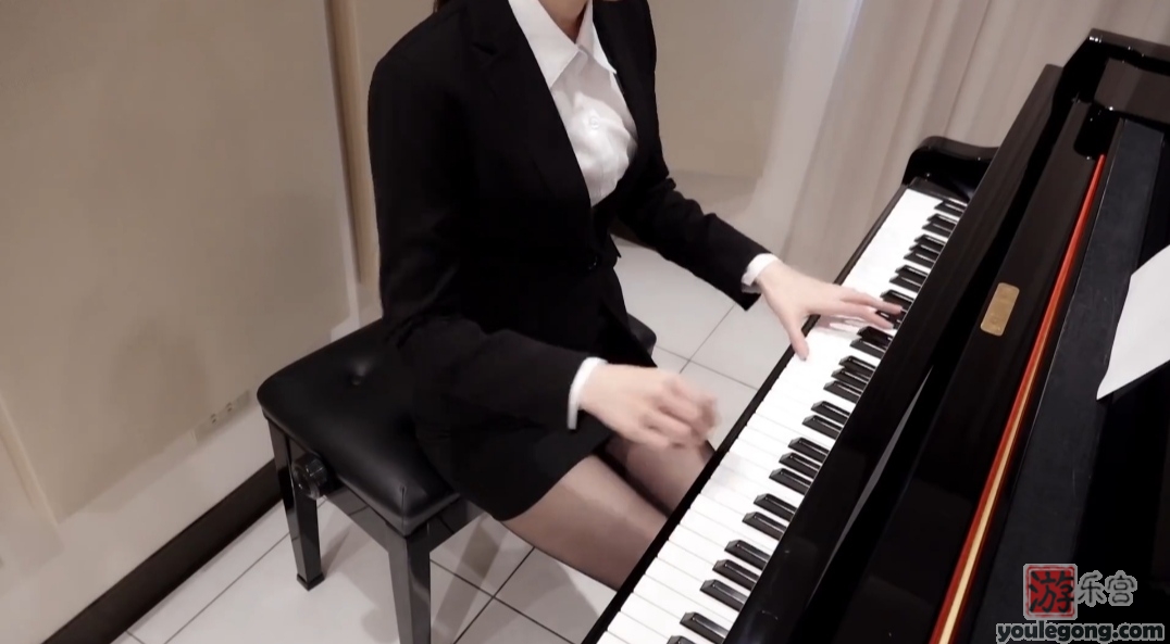 美女弹钢琴:Y站著名主播Pan Piano视听盛宴-Pan Piano-『游乐宫』Youlegong.com 第3张